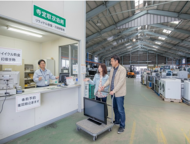 指定引取場所でリサイクル料金を支払ってテレビを処分してもらう客